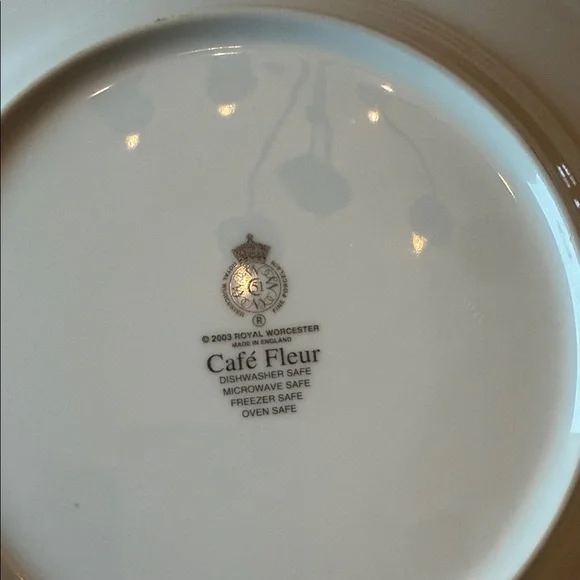 Royal Worcester Green and White Leaf Dinner Plates - Picture 2 of 4